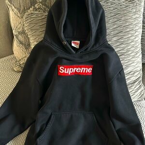 Supreme hoodie L female fits like medium